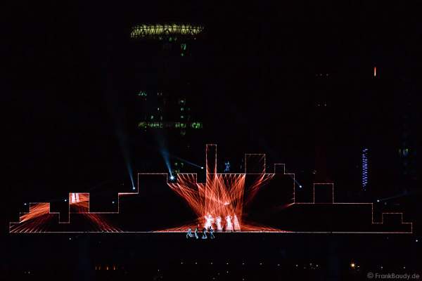 Tänzer und Performer bei Lichtshow am Main von 25 Jahre Tag der Deutschen Einheit in Frankfurt 2015