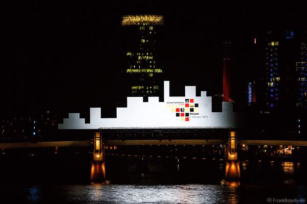 LED-Leinwand mit Skyline Form bei der Abschlussshow von 25 Jahre Tag der Deutschen Einheit in Frankfurt 2015