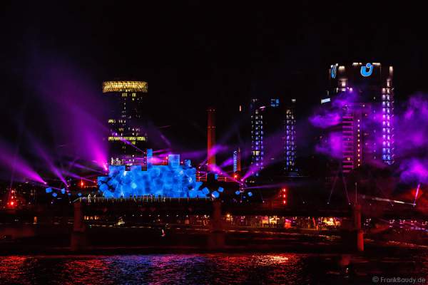 Tänzer, Performer und Künstler bei Lichtshow am Main von 25 Jahre Tag der Deutschen Einheit in Frankfurt 2015