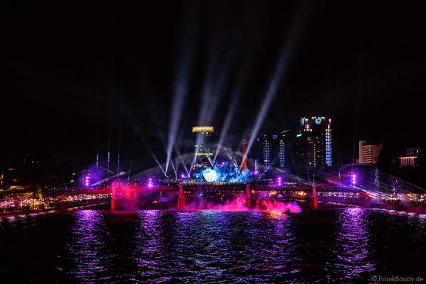 Die Erde bei Mega-Lichtshow am Main bei 25 Jahre Tag der Deutschen Einheit in Frankfurt 2015