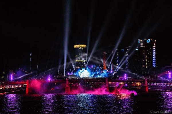 Die Erde bei Mega-Lichtshow am Main bei 25 Jahre Tag der Deutschen Einheit in Frankfurt 2015