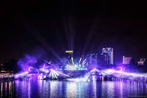 Mega-Lichtshow am Main bei 25 Jahre Tag der Deutschen Einheit in Frankfurt 2015