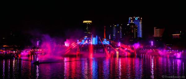 Mega-Lichtshow am Main bei 25 Jahre Tag der Deutschen Einheit in Frankfurt 2015
