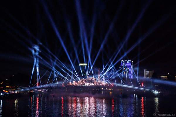 Tänzer und Performer bei Lichtshow am Main von 25 Jahre Tag der Deutschen Einheit in Frankfurt 2015