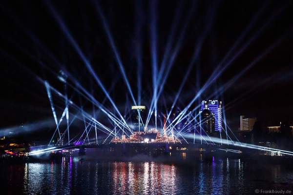 Tänzer und Performer bei Lichtshow am Main von 25 Jahre Tag der Deutschen Einheit in Frankfurt 2015