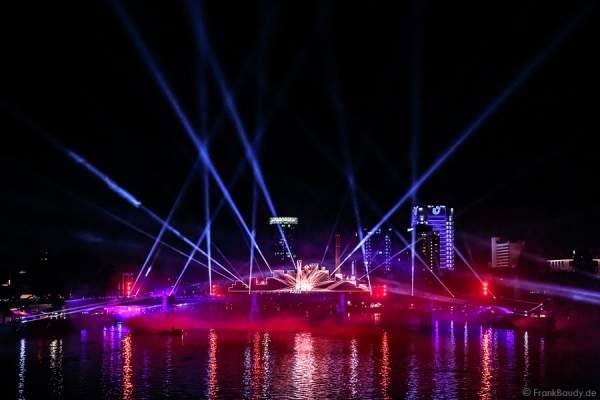 Tänzer und Performer bei Lichtshow am Main von 25 Jahre Tag der Deutschen Einheit in Frankfurt 2015