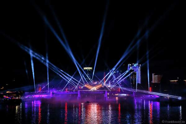 Tänzer und Performer bei Lichtshow am Main von 25 Jahre Tag der Deutschen Einheit in Frankfurt 2015