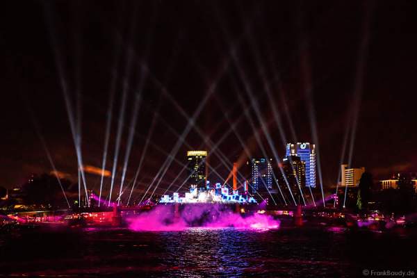 Sängerin Namika performte ihren Sommerhit LIEBLINGSMENSCH bei der Show von 25 Jahre Deutsche Einheit in Frankfurt 2015