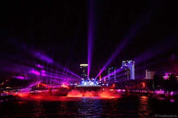 Sängerin Namika performte ihren Sommerhit LIEBLINGSMENSCH bei der Show von 25 Jahre Deutsche Einheit in Frankfurt 2015