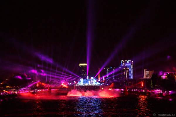 Sängerin Namika performte ihren Sommerhit LIEBLINGSMENSCH bei der Show von 25 Jahre Deutsche Einheit in Frankfurt 2015