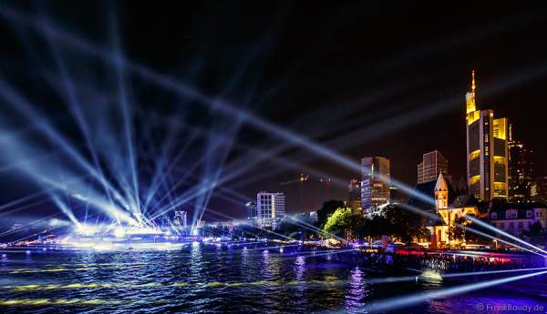 Lichtbrücken bei der Show am Main von 25 Jahre Tag der Deutschen Einheit in Frankfurt 2015