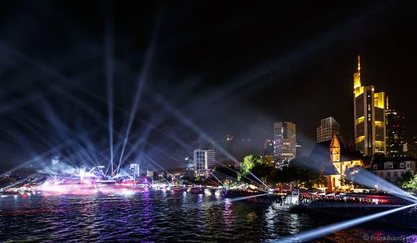 Lichtbrücken bei der Show am Main von 25 Jahre Tag der Deutschen Einheit in Frankfurt 2015