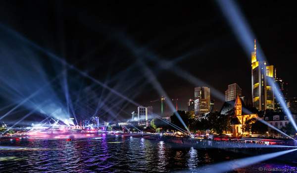Lichtbrücken bei der Show am Main von 25 Jahre Tag der Deutschen Einheit in Frankfurt 2015