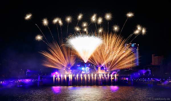 Feuerwerk bei 25 Jahre Deutsche Einheit in Frankfurt 2015