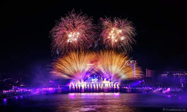 Feuerwerk und Lichtshow bei der Show von 25 Jahre Deutsche Einheit in Frankfurt 2015