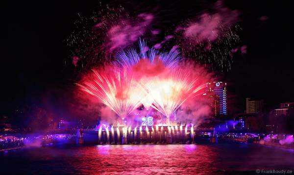 Feuerwerk und Lichtshow bei der Show von 25 Jahre Deutsche Einheit in Frankfurt 2015
