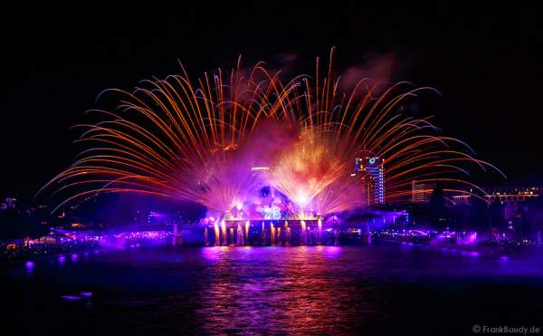 Feuerwerk und Lichtshow bei der Show von 25 Jahre Deutsche Einheit in Frankfurt 2015