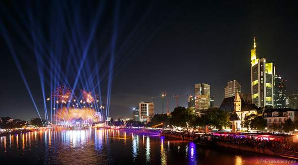 Feuerwerk und Lichtshow bei der Show am Main von 25 Jahre Deutsche Einheit in Frankfurt/Skyline 2015