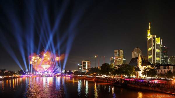 Feuerwerk und Lichtshow bei der Show am Main von 25 Jahre Deutsche Einheit in Frankfurt/Skyline 2015