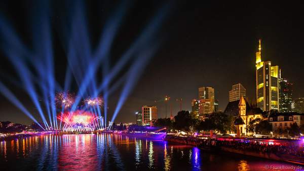Feuerwerk und Lichtshow bei der Show am Main von 25 Jahre Deutsche Einheit in Frankfurt/Skyline 2015