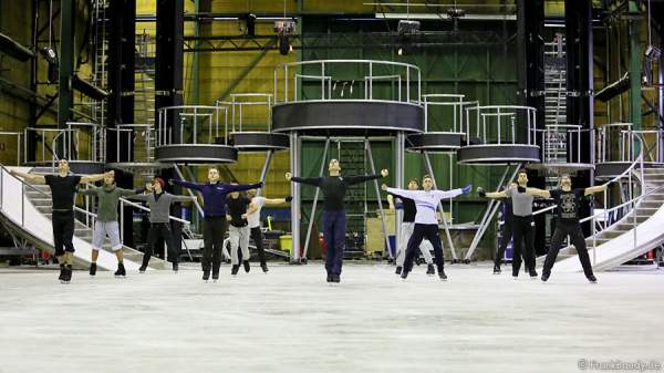 Das BELIEVE-Ensemble von Holiday on Ice bei den Proben