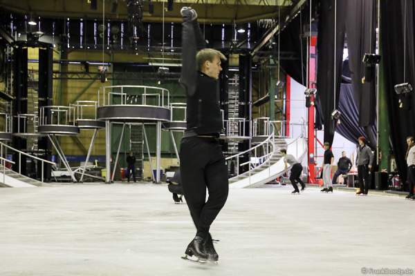 Das BELIEVE-Ensemble von Holiday on Ice bei den Proben