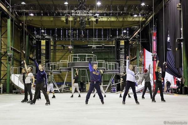 Das BELIEVE-Ensemble von Holiday on Ice bei den Proben