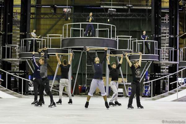 Das BELIEVE-Ensemble von Holiday on Ice bei den Proben