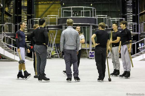 Christopher Dean trainiert die Eisläufer bei den Proben der neuen Show BELIEVE von Holiday on Ice