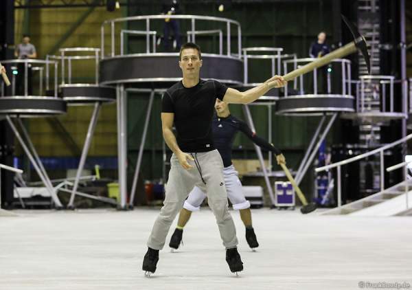 Das BELIEVE-Ensemble von Holiday on Ice bei den Proben