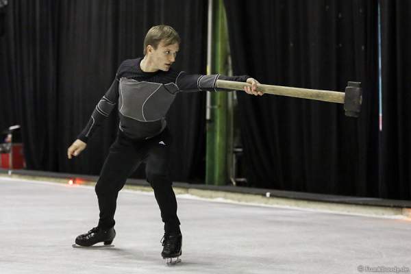 Das BELIEVE-Ensemble von Holiday on Ice bei den Proben