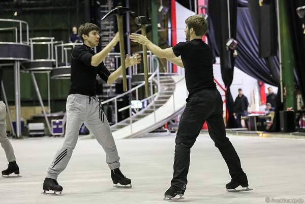 Das BELIEVE-Ensemble von Holiday on Ice bei den Proben