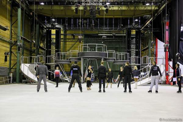 Das BELIEVE-Ensemble von Holiday on Ice bei den Proben