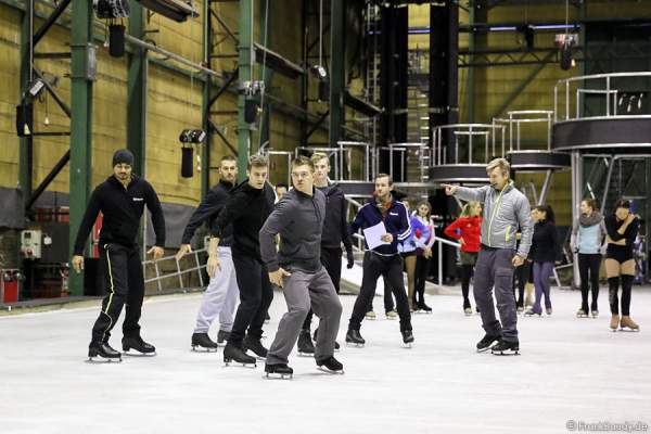 Christopher Dean trainiert die Eisläufer bei den Proben der neuen Show BELIEVE von Holiday on Ice