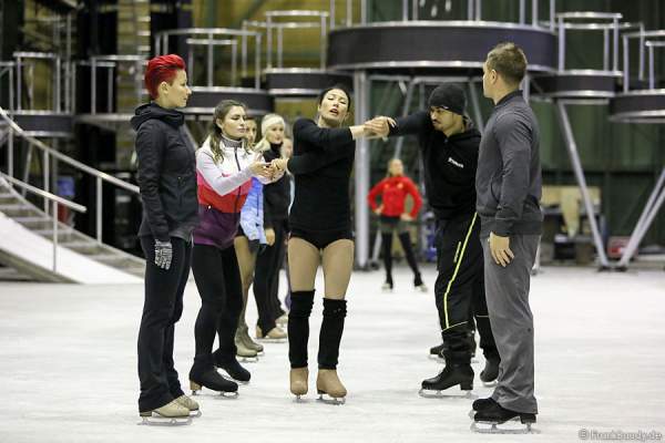 Das BELIEVE-Ensemble von Holiday on Ice bei den Proben