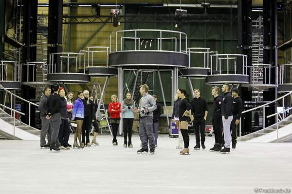 Christopher Dean trainiert die Eisläufer bei den Proben der neuen Show BELIEVE von Holiday on Ice