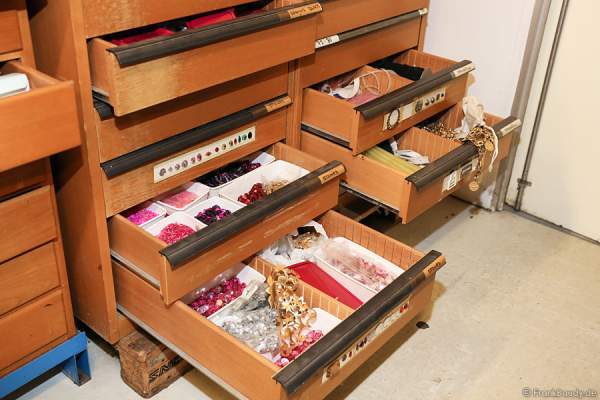 Ersatzschmuck und Austattung für die Kostüme der neuen Show BELIEVE von Holiday on Ice