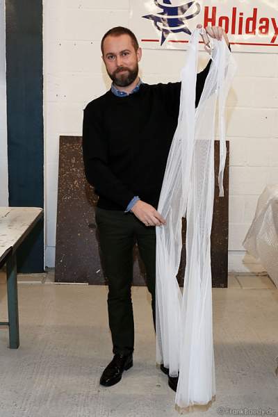 Nicolas Vaudelet zeigt Kostüme in der Kostümwerkstatt von Holiday on Ice - BELIEVE