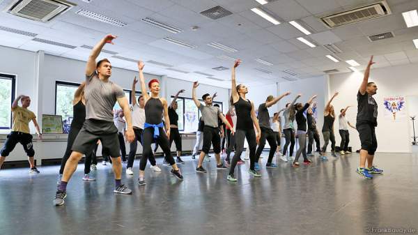 Die Cast der Show BELIEVE von Holiday on Ice mit Bart Dorfler beim Fitness-Training