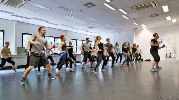 Die Cast der Show BELIEVE von Holiday on Ice mit Bart Dorfler beim Fitness-Training