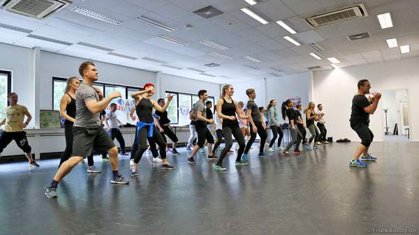 Das Ensemble der Show BELIEVE von Holiday on Ice mit Bart Dorfler beim Fitness-Training
