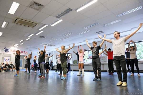 Das Ensemble der Show BELIEVE von Holiday on Ice mit Bart Dorfler beim Fitness-Training