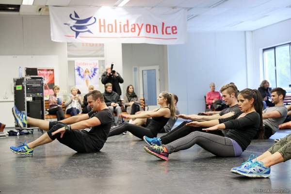 Das Ensemble der Show BELIEVE von Holiday on Ice mit Bart Dorfler beim Fitness-Training