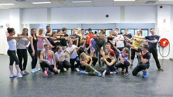 Nica & Joe mit den Eisläufern der neuen Show BELIEVE von Holiday on Ice