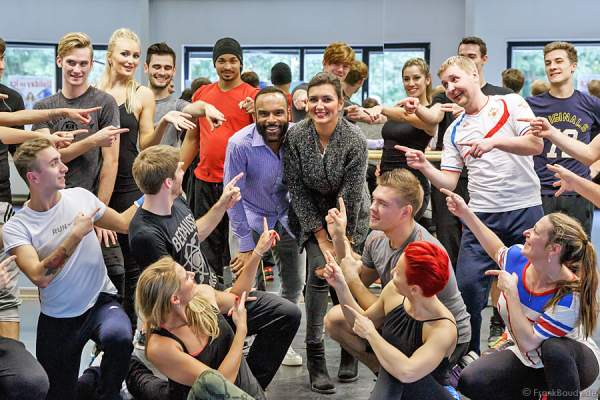 Nica & Joe mit den Eisläufern der neuen Show BELIEVE von Holiday on Ice