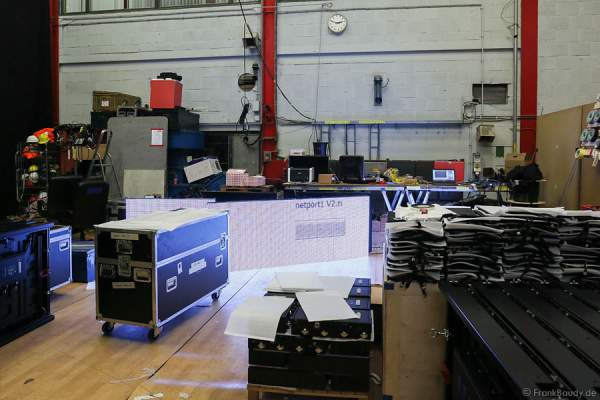 In der Werkstatt werden die LED-Panel montiert