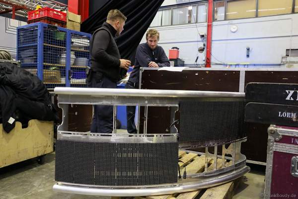 In der Werkstatt werden die LED-Panel montiert