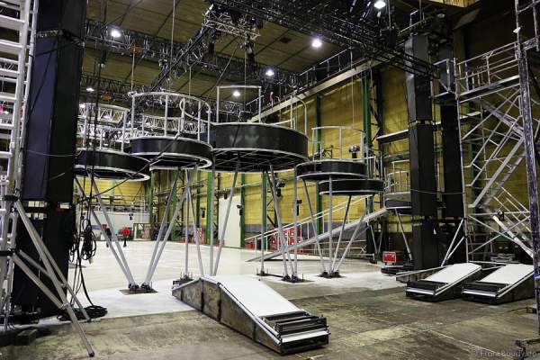 Die Bühne von der neuen Show BELIEVE von Holiday on Ice im Aufbau von hinten