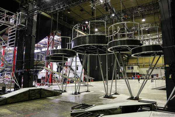 Die Bühne von der neuen Show BELIEVE von Holiday on Ice im Aufbau von hinten