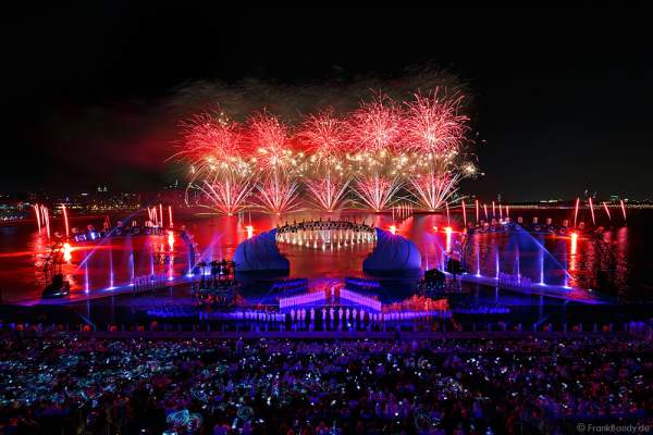 A stunning show with fireworks for the the 44th UAE National Day, Spirit of the Union, at Dubai Design District Waterfront 2015
